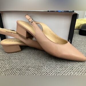 Beautiful New Naturalizer low heel close toe dressy shoes.